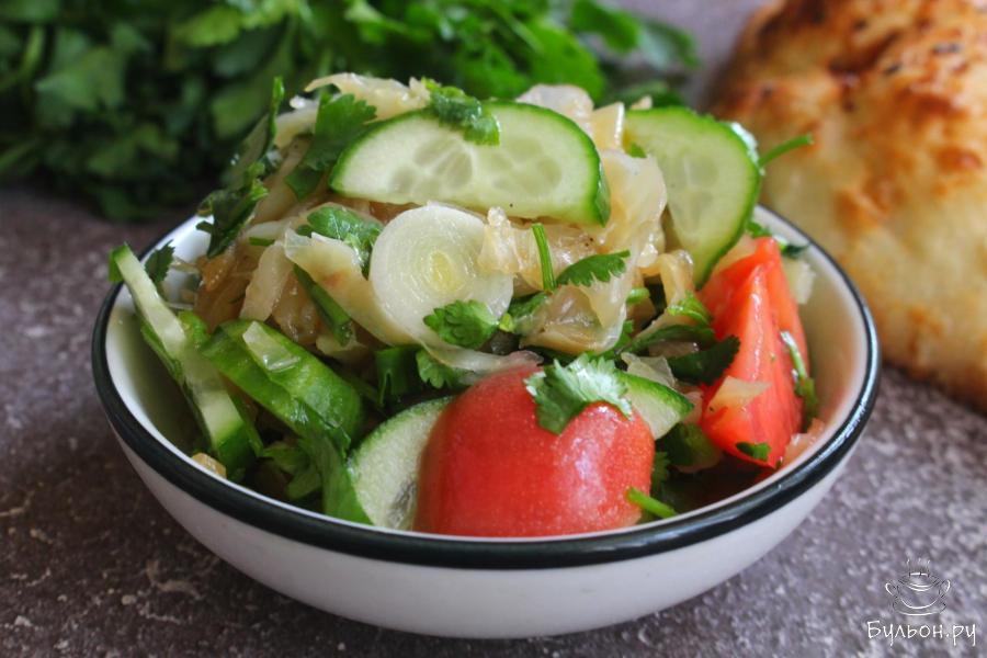 Салат из тушеной капусты с огурцами и помидорами