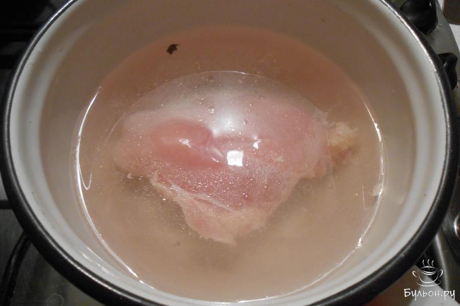 Куриное филе отварить в подсоленной воде до готовности. Остудить.