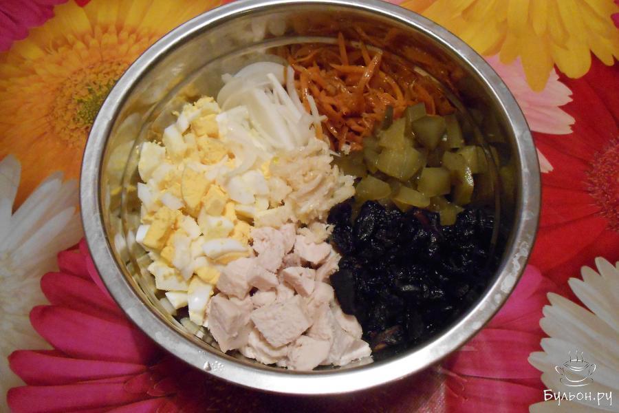 Соединить в глубокой миске морковь по-корейски, маринованный лук, яйца, огурцы, отварные грибы и куриное филе и чеснок, выдавленный через пресс.