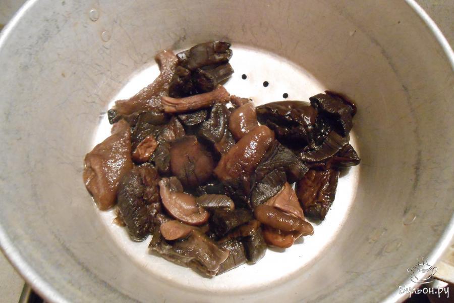 Второй раз отварить грибы в подсоленной воде 30 минут. Откинуть на дуршлаг и дать стечь воде.