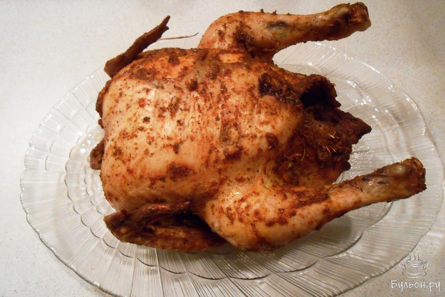 Готовую курицу-гриль переложить на блюдо и дать немного остыть. Приятного аппетита.