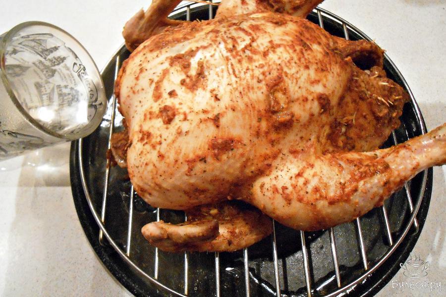 На подставную тарелку поставить низкую решетку и уложить курицу. Поставить в микроволновку и готовить 10 минут при мощности 1500 Вт. Затем долить в подставную тарелку полстакана горячей воды.