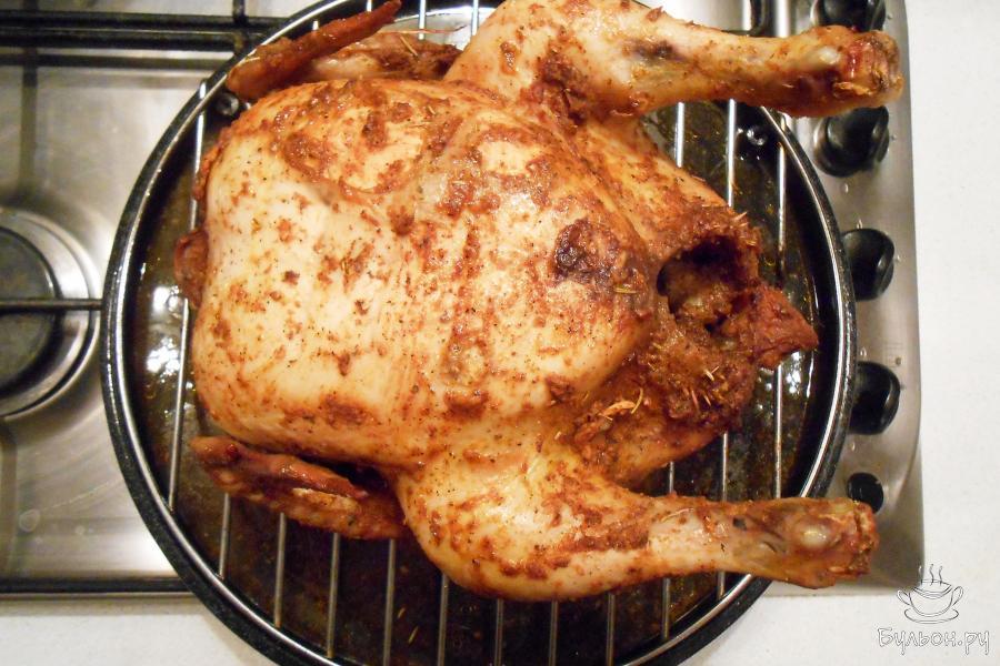 Снова перевернуть курицу и готовить 4 минуты в режиме "Гриль".