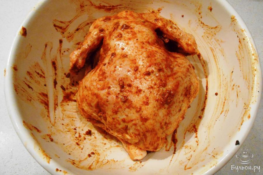 Натереть курицу маринадом и снаружи, и внутри. Оставить мариноваться на 1 час в холодильнике.