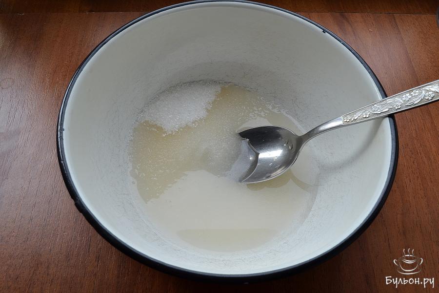 Сахар всыпать в миску или кастрюльку, добавить ванилин, влить оставшиеся 4 столовые ложки воды.