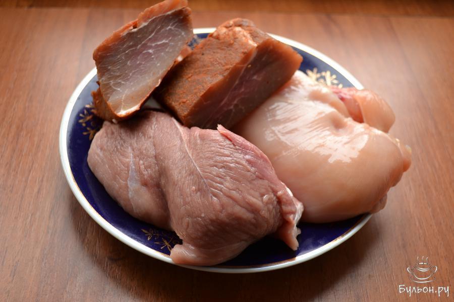 Я использовала два вида нежирной свинины - свежую мякоть и немного вяленой свинины, а также, куриное филе. Все мясо нужно немного подморозить.