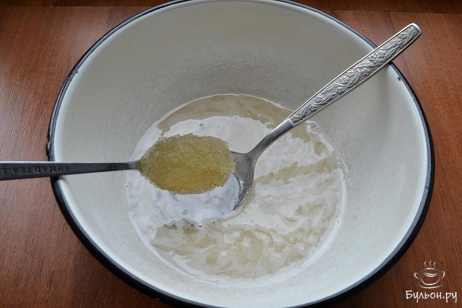 В горячий сироп добавить подготовленный желатин и хорошо перемешать. Желатин должен раствориться в сиропе.
