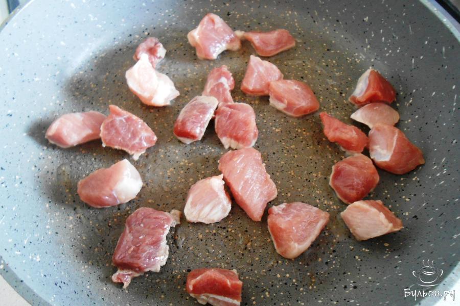 Обжарить свинину до румяности на среднем огне в разогретой сковородке с 1 столовой ложкой масла.