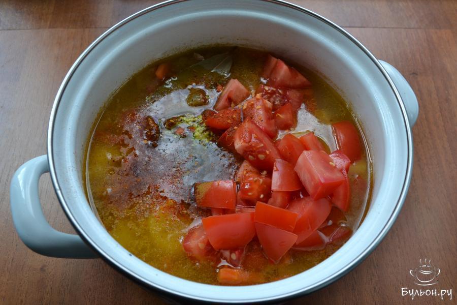 Далее добавить в суп порезанные кубиками свежие помидоры, приправу, черный перец, зиру, лавровый лист. Кипятить шурпу 15 минут.