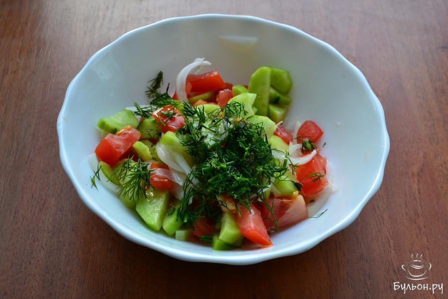 Затем маринад слить, в салат добавить измельченный зеленый укроп и заправить ароматным любым растительным или подсолнечным маслом.