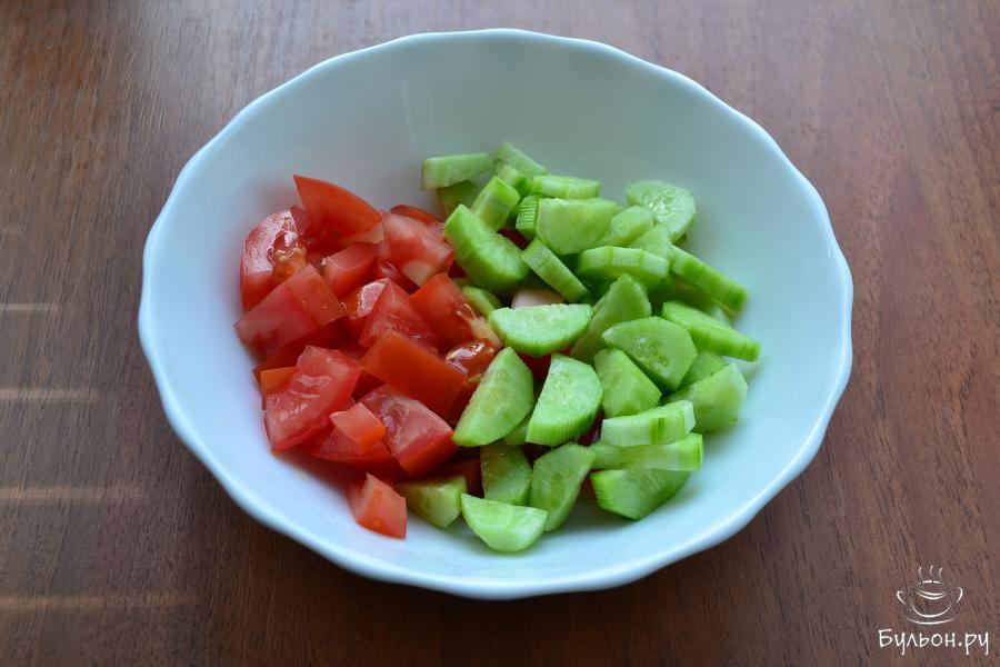 Добавить порезанный средними кусочками или кубиками свежий, тугой помидор.