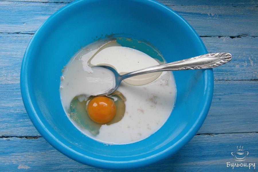 Добавить сырое яйцо комнатной температуры, щепотку мелкой соли, влить растительное масло.