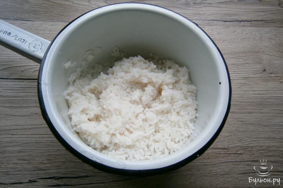 Рис отварить до готовности в чуть подсоленной воде, а затем промыть проточной водой.