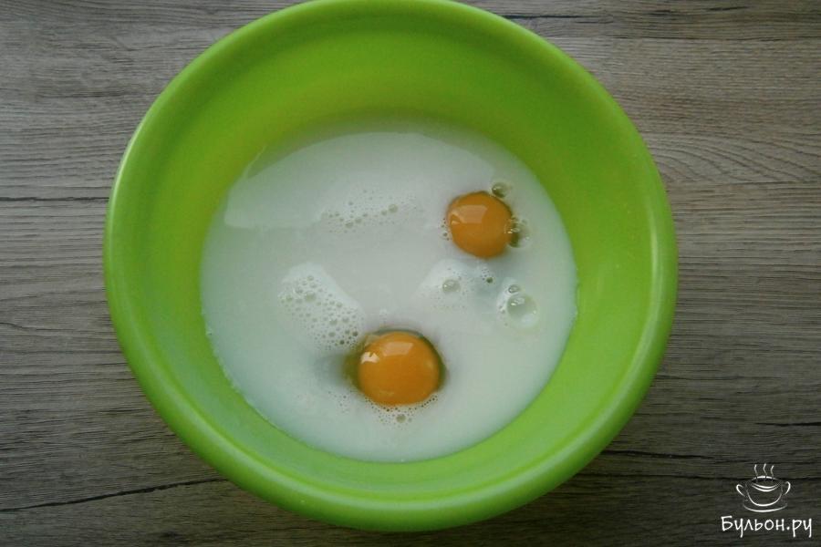 В другую миску влить молоко, добавить яйца.