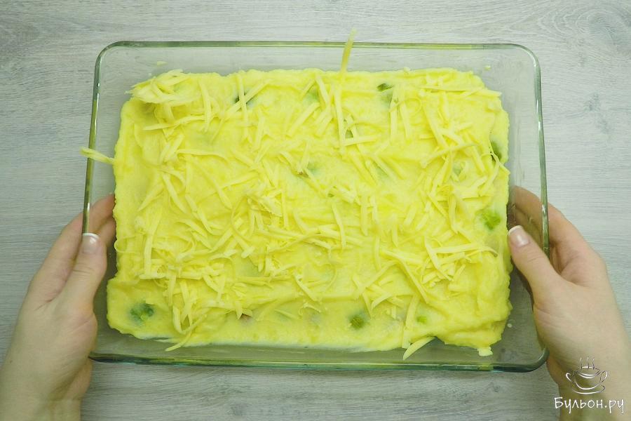 Верхним слоем выложить картофельное пюре. Посыпать тертым сыром.