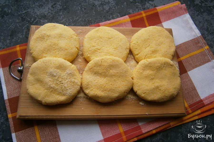 Лепёшки из кукурузной муки на сковороде. Мчади. Мчади из кукурузной муки рецепт. Обжарка лепешки кукурузной на сковороде.