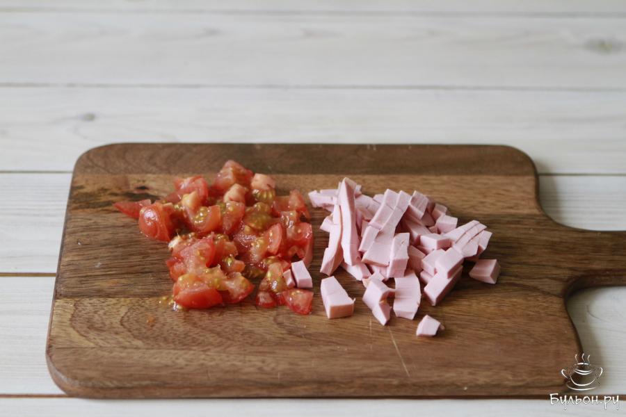 Колбасу и помидоры нарезать на кубики или брусочки небольшого размера. Здесь форма не особо играет роль, но желательно не очень крупно.