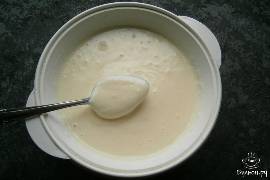 В кипящее молоко, тонкой струйкой влить холодную молочную смесь, постоянно перемешивая. Варить крем на небольшом огне до загустения (состояние киселя).