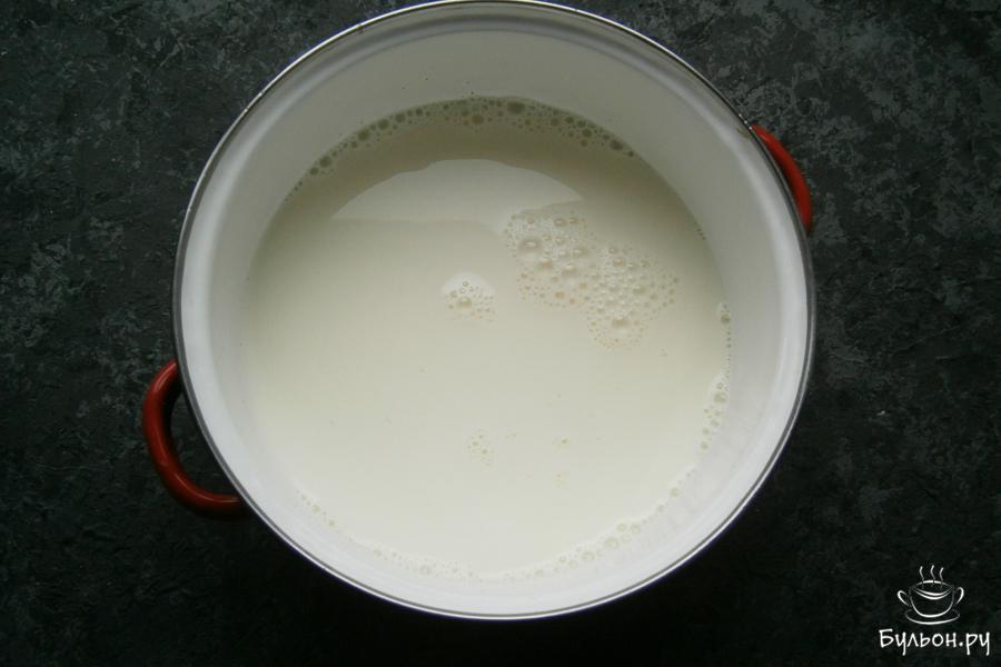 В кастрюлю влить 300 мл молока, довести его до кипения.
