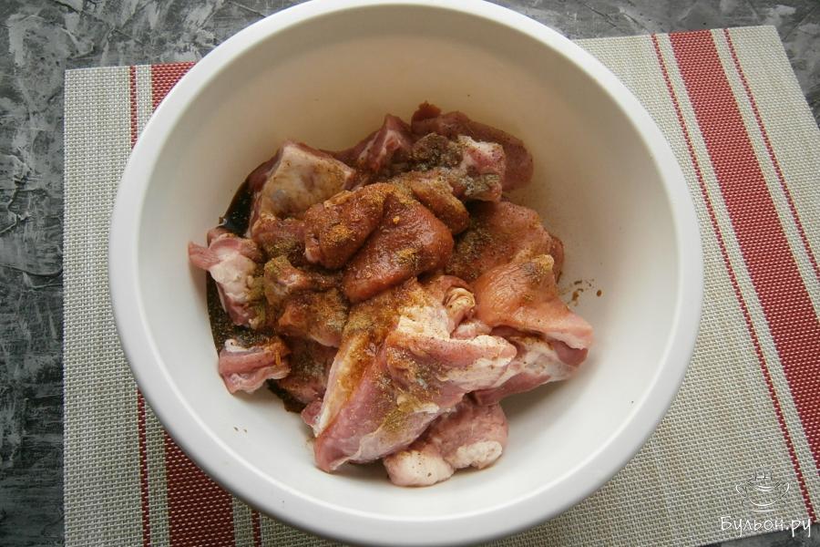 Сложить мясо в миску, добавить немного соли, влить соевый соус, посыпать хорошей приправой для мяса.