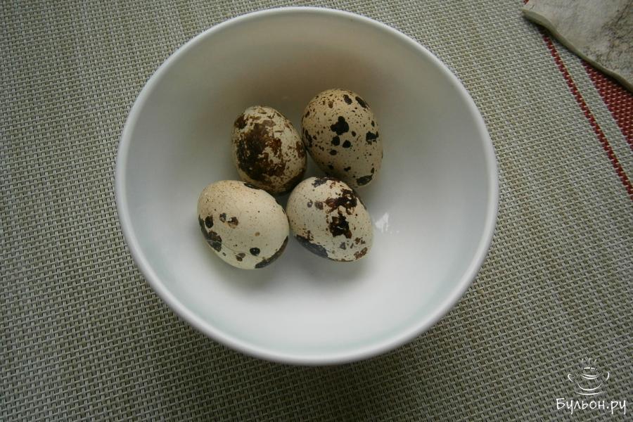 Перепелиные яйца предварительно отварить в течение 3-5 минут, дать им остыть.