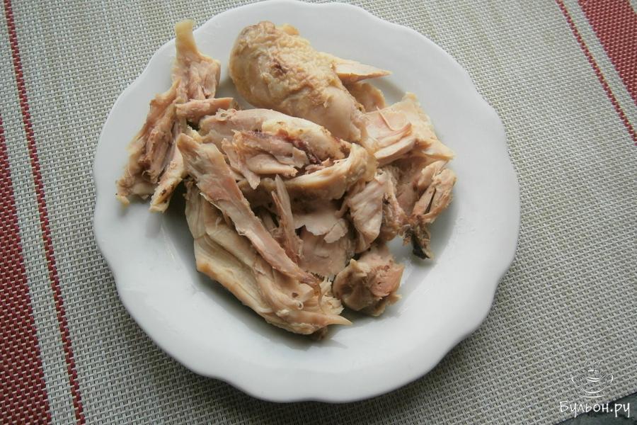 Мясо курицы нужно предварительно отварить или запечь до готовности, остудить, убрать кости.