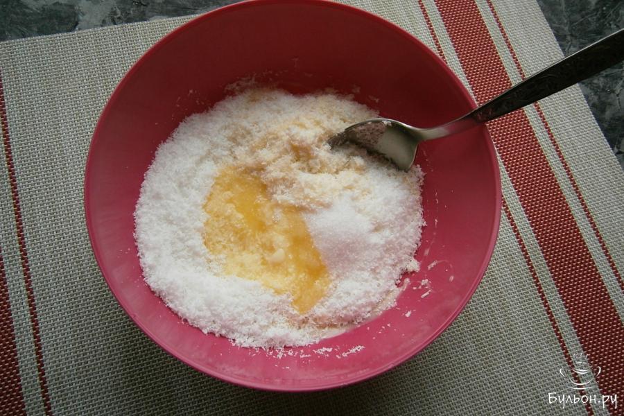 Масло сливочное растопить и чуть остудить, вылить его, также, в сгущенку, добавить ванильный сахар.