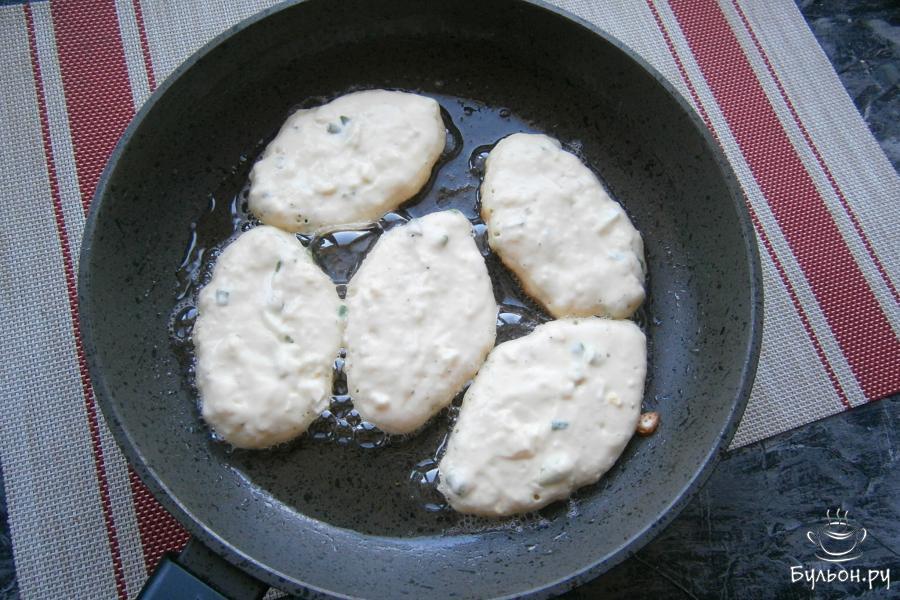 Хорошо разогреть любое растительное масло в сковородке, выкладывать в масло тесто в виде продолговатых пирожков-оладушек.