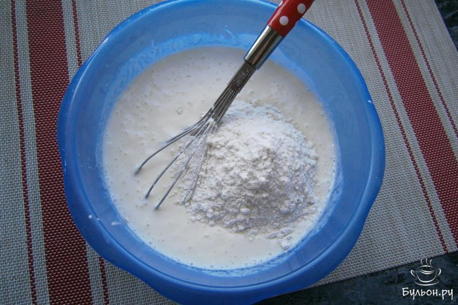 В кефирную смесь добавить белую пшеничную муку.