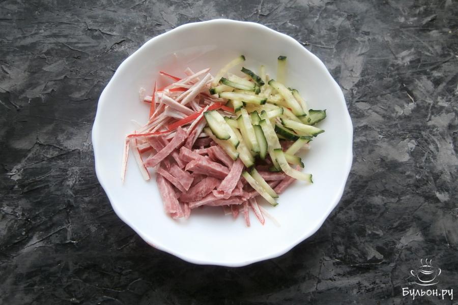 Салат с крабовыми палочками, колбасой и капустой