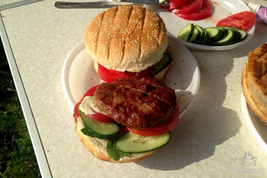 Бургер с помидорами и огурцом - пошаговый рецепт с фото