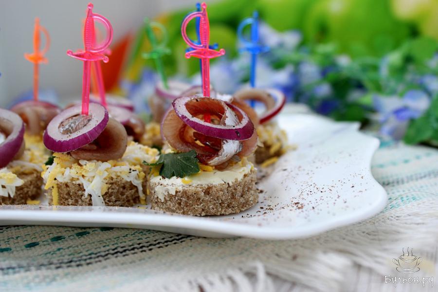 Шпажки с селедкой и черным хлебом