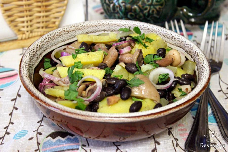 Картофельный салат с маринованными грибами и фасолью