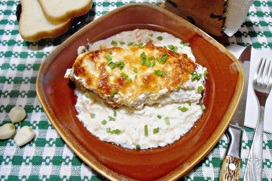 Куриная грудка в сметанно-чесночном соусе под сыром - пошаговый рецепт с фото