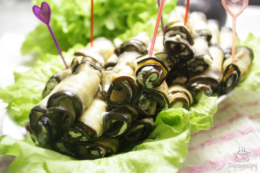 Рулетики из баклажанов с творожным сыром и зеленью - пошаговый рецепт с фото