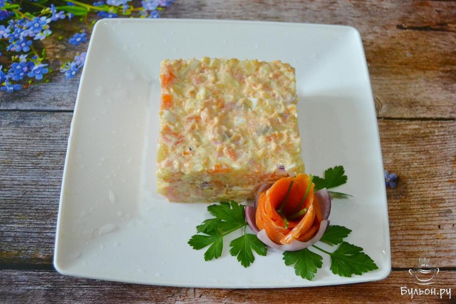 Салат из красной рыбы, огурца и сыра в тарталетках