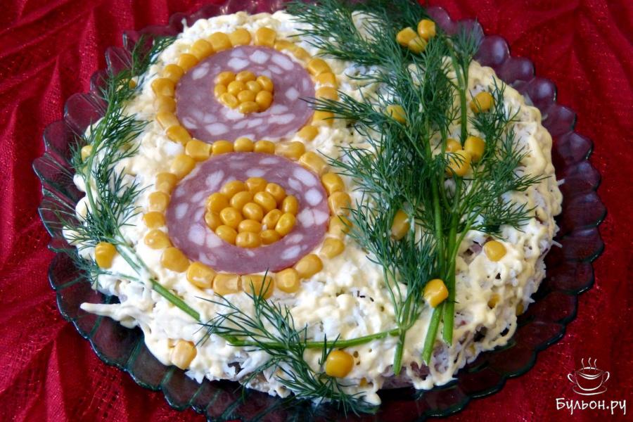Салат "Праздничный" с копченой колбасой и шампиньонами - пошаговый рецепт с фото