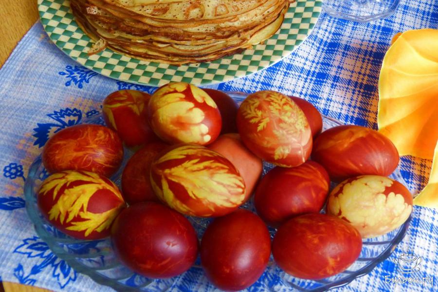 Красить яйца с петрушкой в луковой шелухе. Яйца в луковой шелухе. Пасхальные яйца в луковой шелухе. Яйца в шелухе. Яйца в луковой шелухе на Пасху.