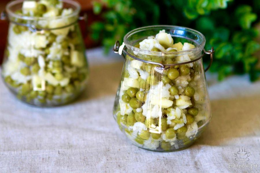 Рисовый салат с яблоком и зеленым горошком - пошаговый рецепт с фото