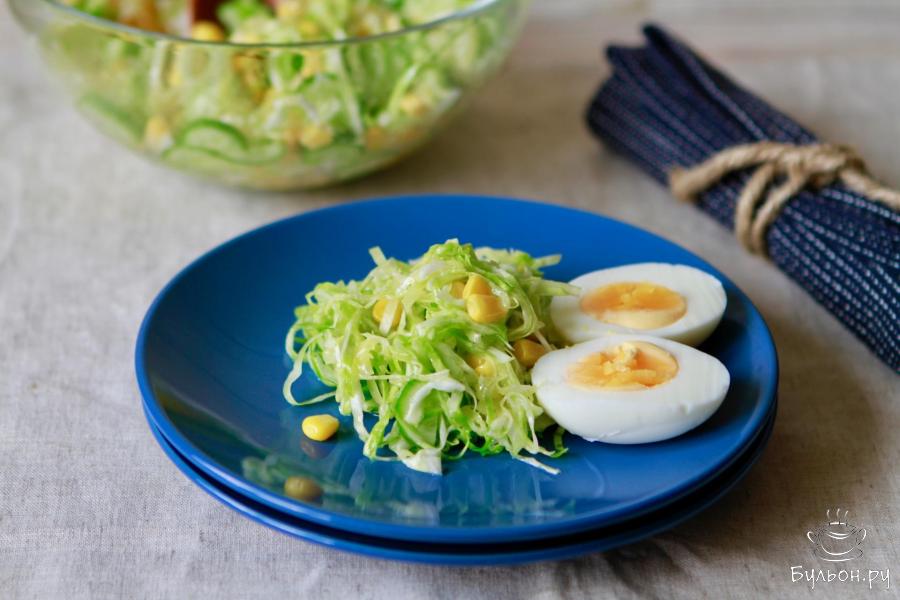 Салат с капустой, огурцами, кукурузой и яйцом - пошаговый рецепт с фото