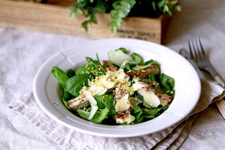 Салат цезарь с курицей, помидорами, сухариками и йогуртовой заправкой: рецепт - Лайфхакер