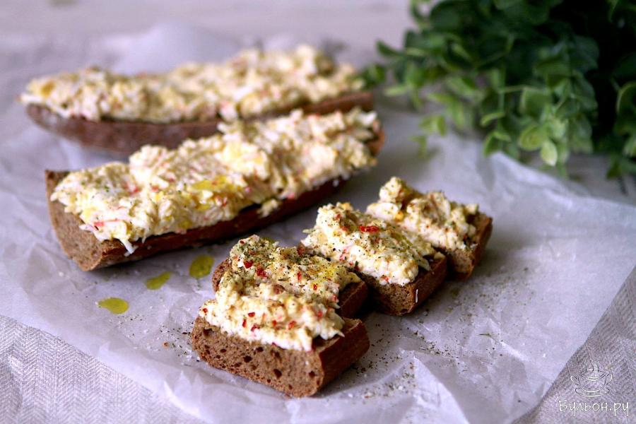 Запеченные бутерброды с крабовыми палочками, сыром и соусом терияки