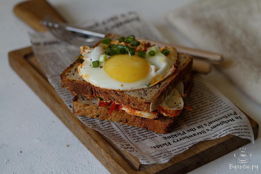 Яичница с курицей и помидорами Яичница с курицей и помидорами