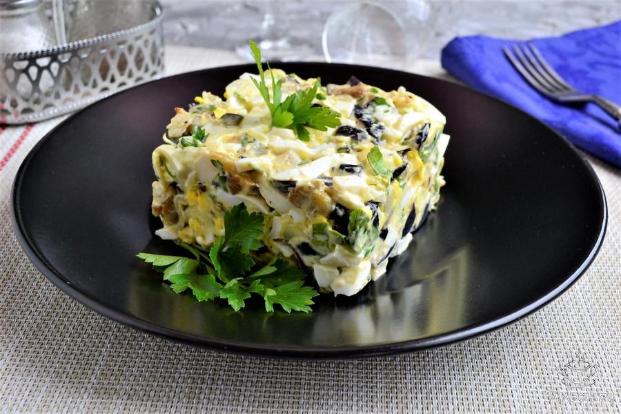 Салат с баклажанами, яйцом и маринованным луком - пошаговый рецепт с фото