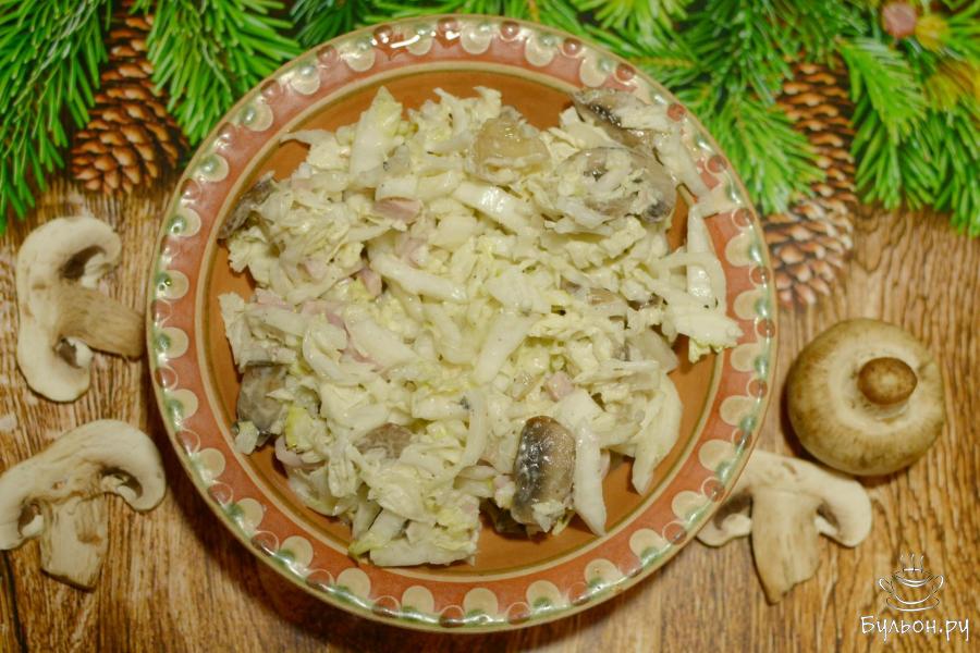 Салат с ветчиной, пекинской капустой и сухариками