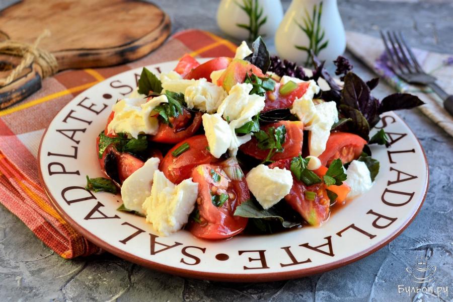Салат из помидоров с моцареллой и базиликом - пошаговый рецепт с фото