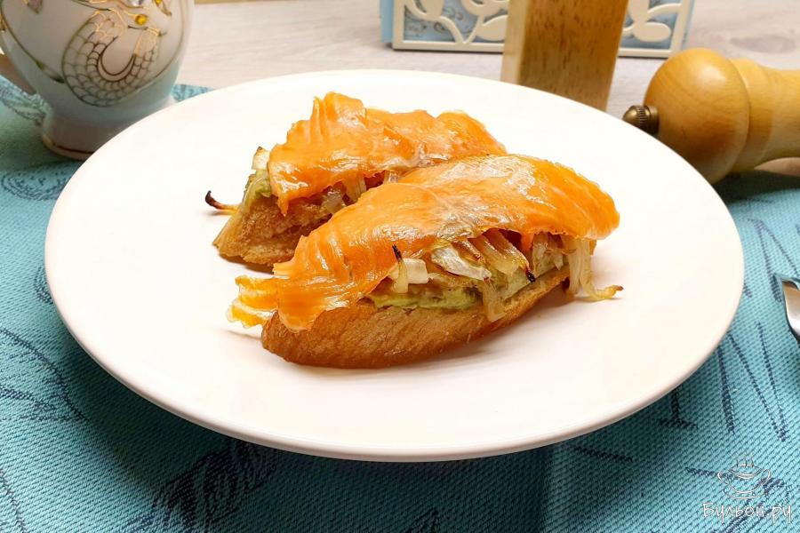 Багет с красной рыбой и карамелизованным луком в духовке Багет с красной рыбой и карамелизованным луком в духовке