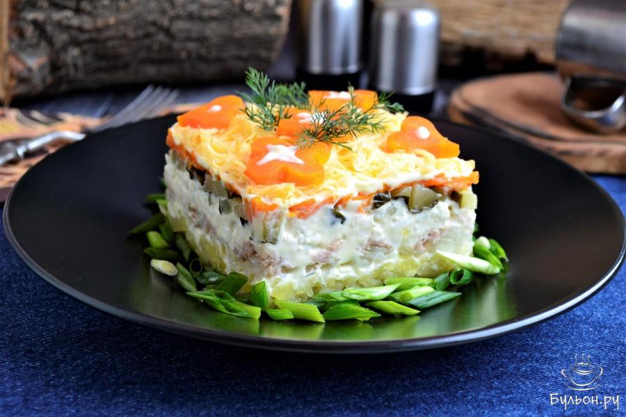 Слоеный салат с тунцом, огурцом и сыром - пошаговый рецепт с фото