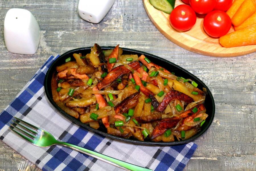 Картофель с колбасой и луком на сковороде - пошаговый рецепт с фото