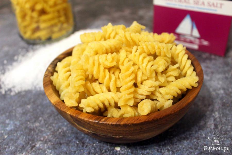Натуральные чипсы из макарон с солью - пошаговый рецепт с фото
